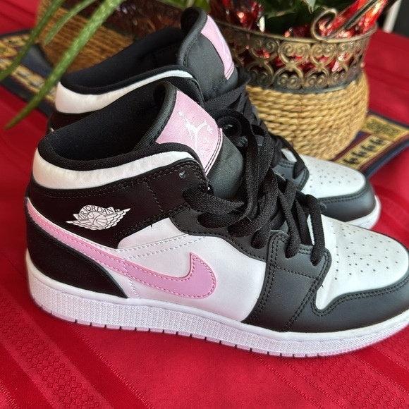Nike Air Jordan 1 Mid GS White Light Artic Pink size US 6Y 7/7.5W - Picture 1 of 8